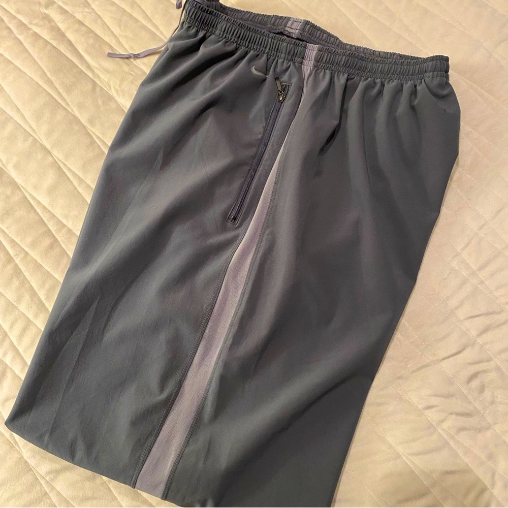Nike men’s lightweight joggers. Size: L.